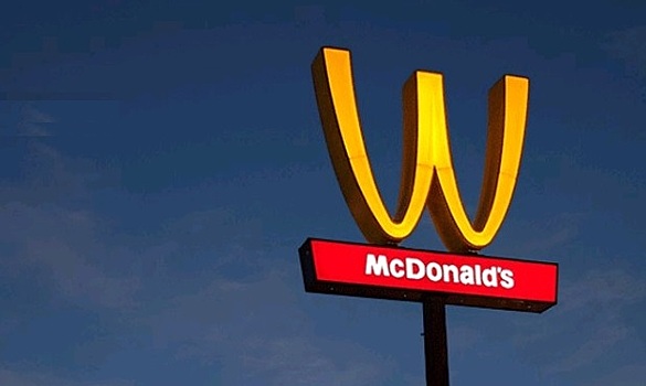 "Макдональдс" перевернул логотип