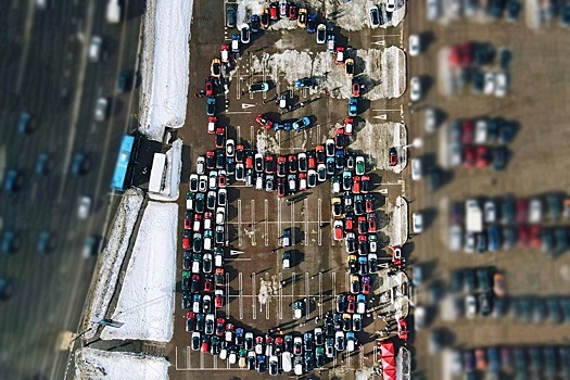 Жители Митино сложили снеговика из 150 машин Mini Cooper