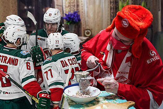 Спартаковец прокручивал мясо, факелоносец пронёс огонь. Фото ретроматча с «Ак Барсом»