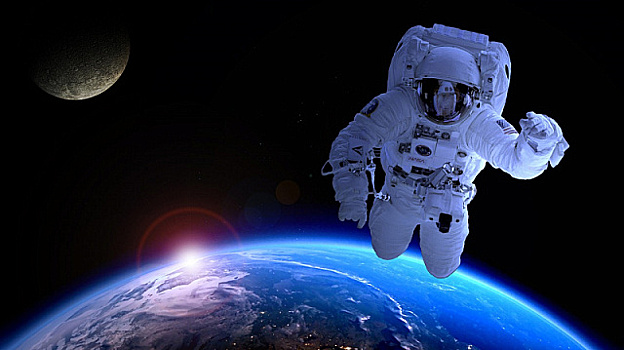 Первый космический турист выйдет в открытый космос в 2023 году