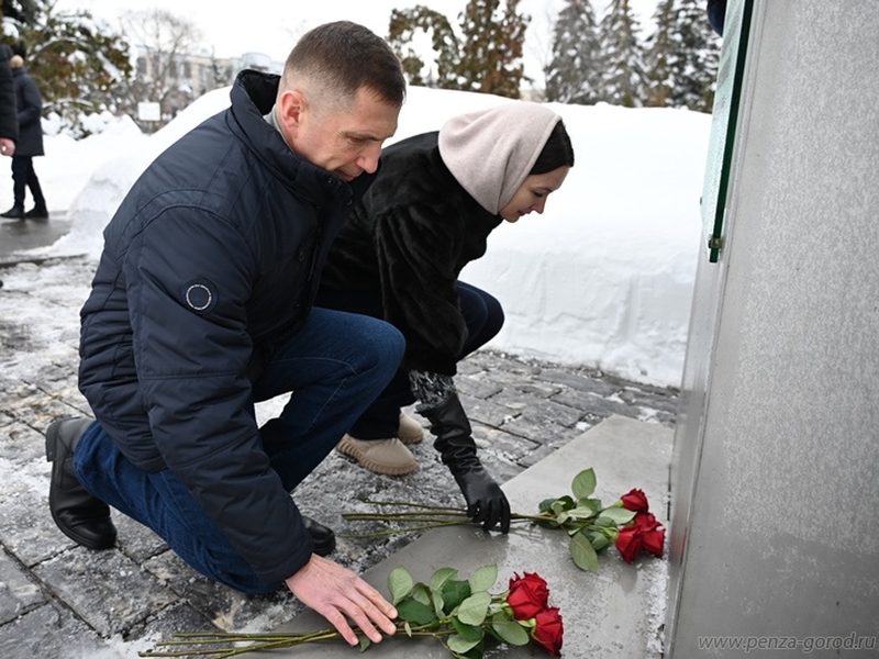 В Пензе состоялась церемония возложения цветов к стеле, установленной в честь награждения города орденом Трудового Красного Знамени