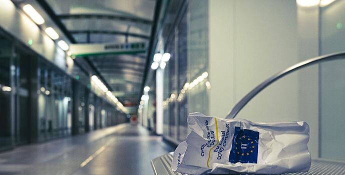 В аэропорту Платов Ростовской области полицейские выявили двух гражданок, предъявивших поддельный медицинский документ