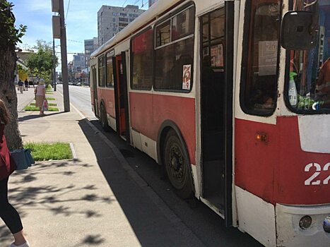 Обрыв проводов парализовал движение троллейбусов Саратов-Энгельс у «Ленты»