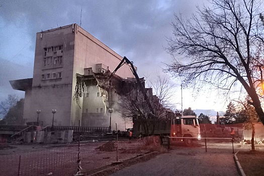 В Хабаровске начали сносить здание музыкального театра