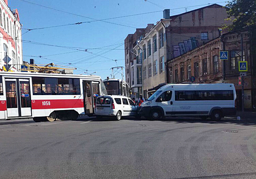 В Самаре «Ладу-Ларгус» зажало между трамваем и маршруткой