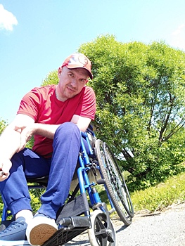 Добрался до Саратова: Житель Урала едет в Крым на инвалидной коляске