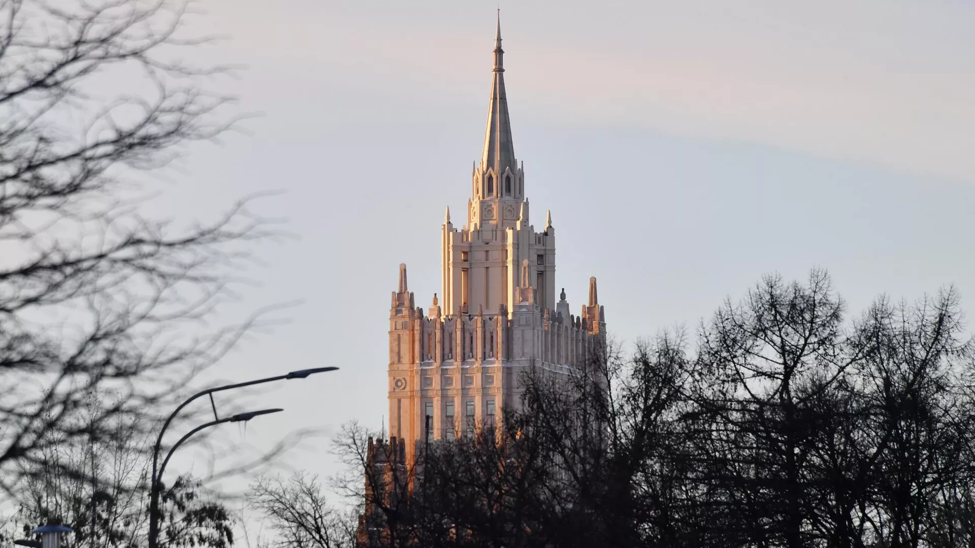 Посол Мирошник высмеял фото, сделанное послом Украины Стефанишиной под столом