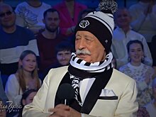 Акушерка из Челябинска подарила Якубовичу шапку и шарф «Трактора» на «Поле чудес»