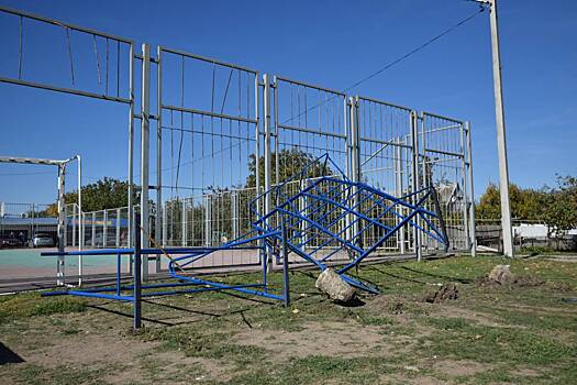 Назван виновник обрушения уличных гимнастических снарядов в райцентре
