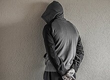 Подъезд, нож и угрозы: мужчина из Приморья может забыть о свободе на 10 лет