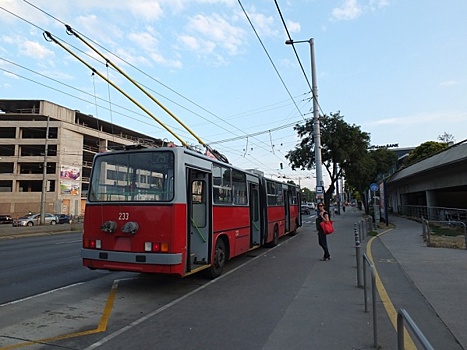 Челябинские маршрутки не пускают троллейбусы на остановку в центре города