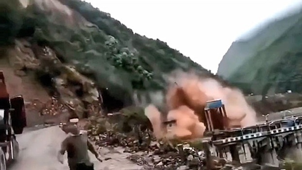Мощный оползень разрушил ограждения водохранилища в Китае