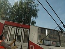 В Новосибирске «рог» троллейбуса пробил окно автобуса и ранил пассажирку