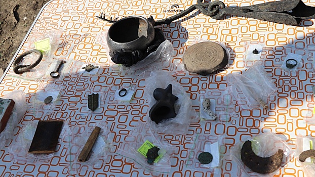 Большое скопление монет-чешуек XVII века обнаружили археологи на раскопе в заречной части Вологды