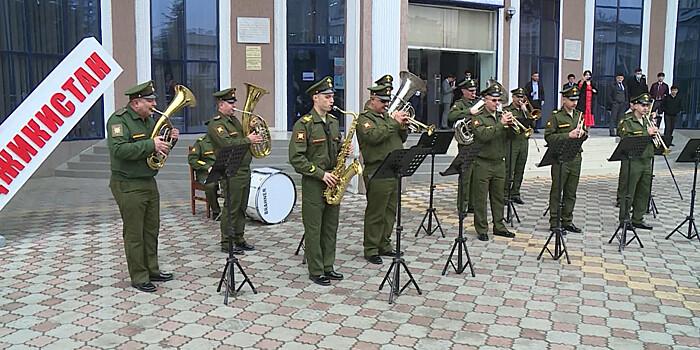 Букеты в камуфляже: российские военнослужащие в Таджикистане поздравили женщин с 8 Марта