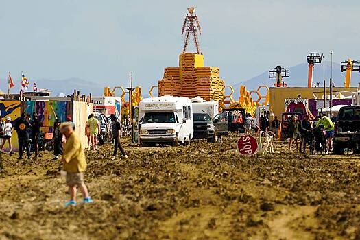 Россиянка рассказала об обстановке на затопленном Burning Man в пустыне