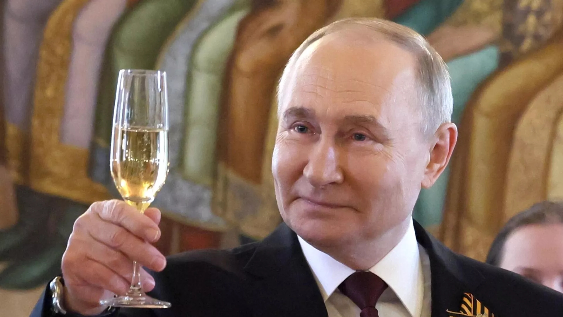 Путин поднял тост за Победу