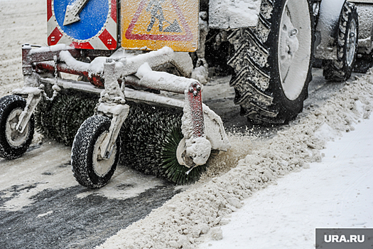 В городе ЯНАО дорожники борются со снегом в две смены