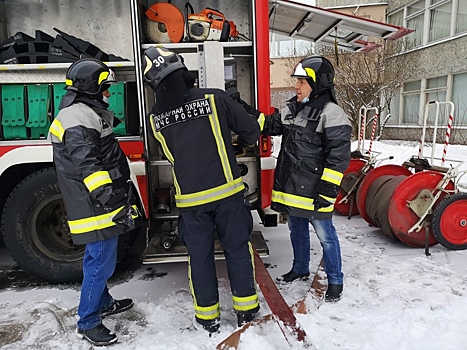 Сотрудники МЧС научили пожарных добровольцев ЮВАО грамотной эвакуации 