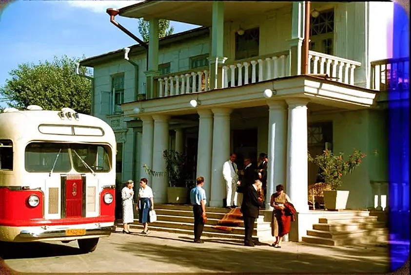 В 1956 году Жак Дюпакье отправился в Ташкент, столицу Узбекской ССР, где снимал повседневную жизнь города и его жителей. Вот что сам фотограф рассказывал о своих впечатлениях от поездки. 