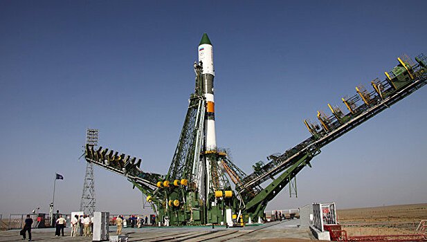 Завершена сборка ракеты-носителя "Союз-У" с грузовиком "Прогресс МС-05"