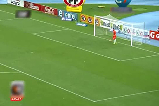 Чилийский футболист забил гол ударом слета со своей половины поля