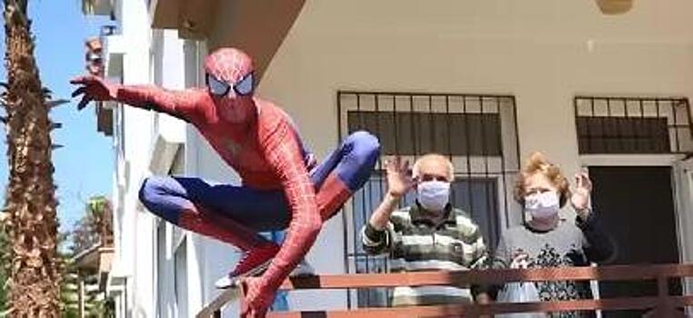 Пенсионерам Антальи помогает человек-паук