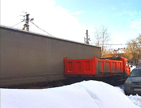 В Саратове столкнулись фура и «КамАЗ»