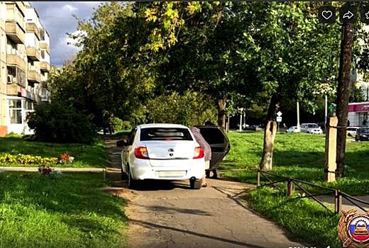 В Твери наказали водителя за езду по тротуару и высадку пассажира