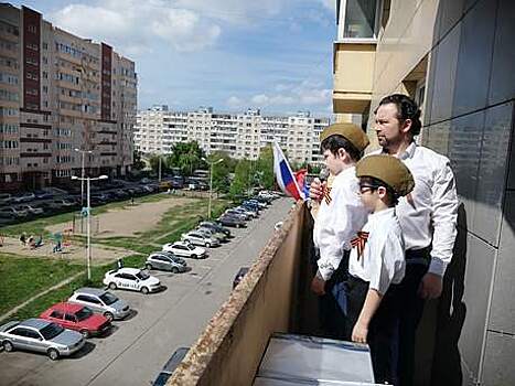 Калининградская семья устроила праздничный концерт на балконе многоэтажки