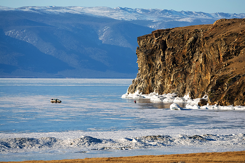 Байкал - озеро тектонического происхождения в южной части Восточной Сибири, самое глубокое озеро на планете, крупнейший природный резервуар пресной воды. Озеро и прибрежные территории отличаются уникальным разнообразием флоры и фауны, большая часть видов животных эндемична. Местные жители и многие в России традиционно называют Байкал морем
