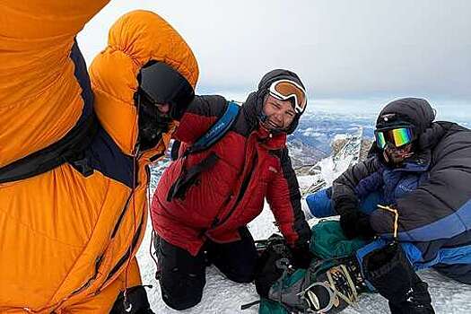 Трое альпинистов, застрявших на Эльбрусе из-за травмы товарища, спаслись