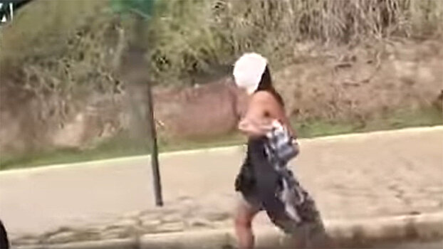 Обнаженная бразильянка с юбкой на голове гуляла по трассе