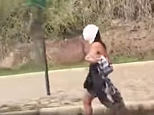 Обнаженная бразильянка с юбкой на голове гуляла по трассе