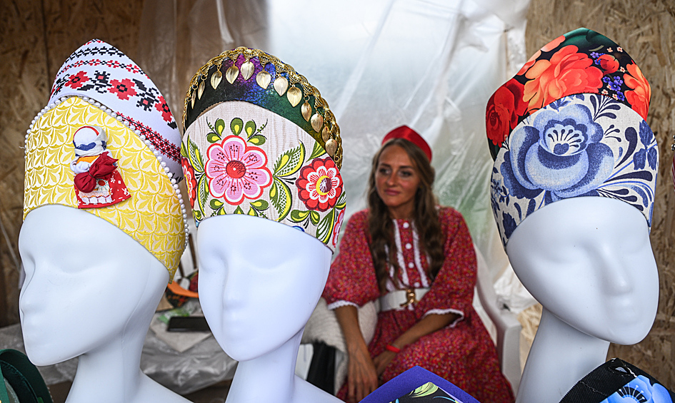 Участница XIV Межрегионального творческого фестиваля славянского искусства "Русское поле" в Парке Победы на Поклонной горе в Москве