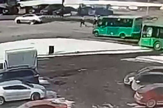 В Тюмени водитель переехал ноги инспектора ДПС и попал на видео