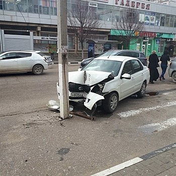 В Новороссийске машина снесла столб