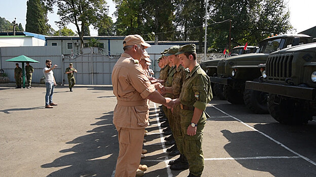 Военный дар: церемония передачи техники Минобороны Абхазии от России