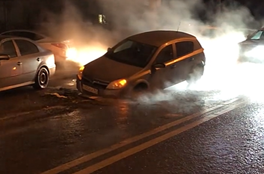 Автомобиль провалился в яму с кипятком в Ростове