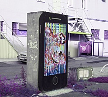 «Есть позвонить? Конечно! За углом!»: уличный художник сделал из вентиляционной шахты огромный iPhone
