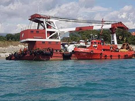 Прокуратура требует убрать аварийное судно "Черноморец-11" из порта Геленджика