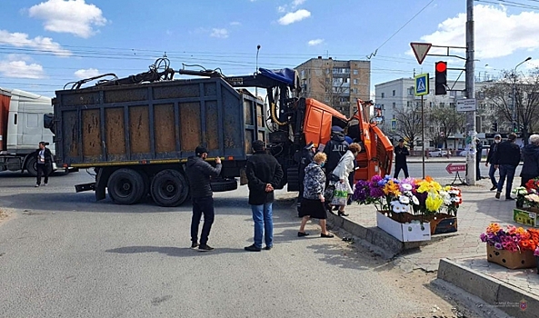 На юге Волгограда столкнулись «Нива» и два многотонных грузовика