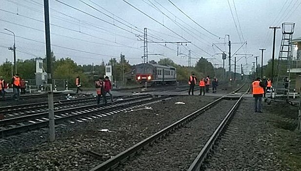 Под Саратовом грузовой поезд столкнулся с автомобилем