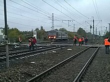 Под Саратовом грузовой поезд столкнулся с автомобилем