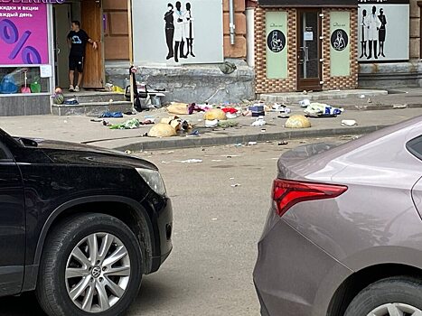 В Мирном переулке Саратова из окна многоэтажки бросались вещами