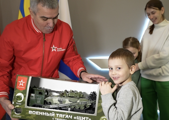 Замминистра обороны Павел Попов исполнил новогоднюю мечту мальчика из Курганской области