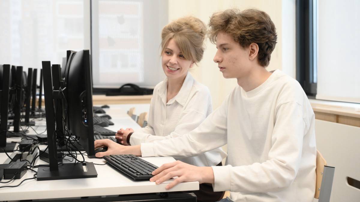 Почему искусственный интеллект так безжалостно бьет по сфере обучения и чем это грозит