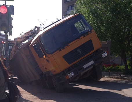 Жители Екатеринбурга позлорадствовали над рухнувшим в яму грузовиком