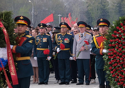 Военнослужащие ЦВО приняли участие в торжественном возложении цветов к Вечному огню у монумента Славы в Новосибирске
