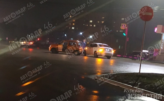 В Курске столкнулись два автомобиля на Союзной